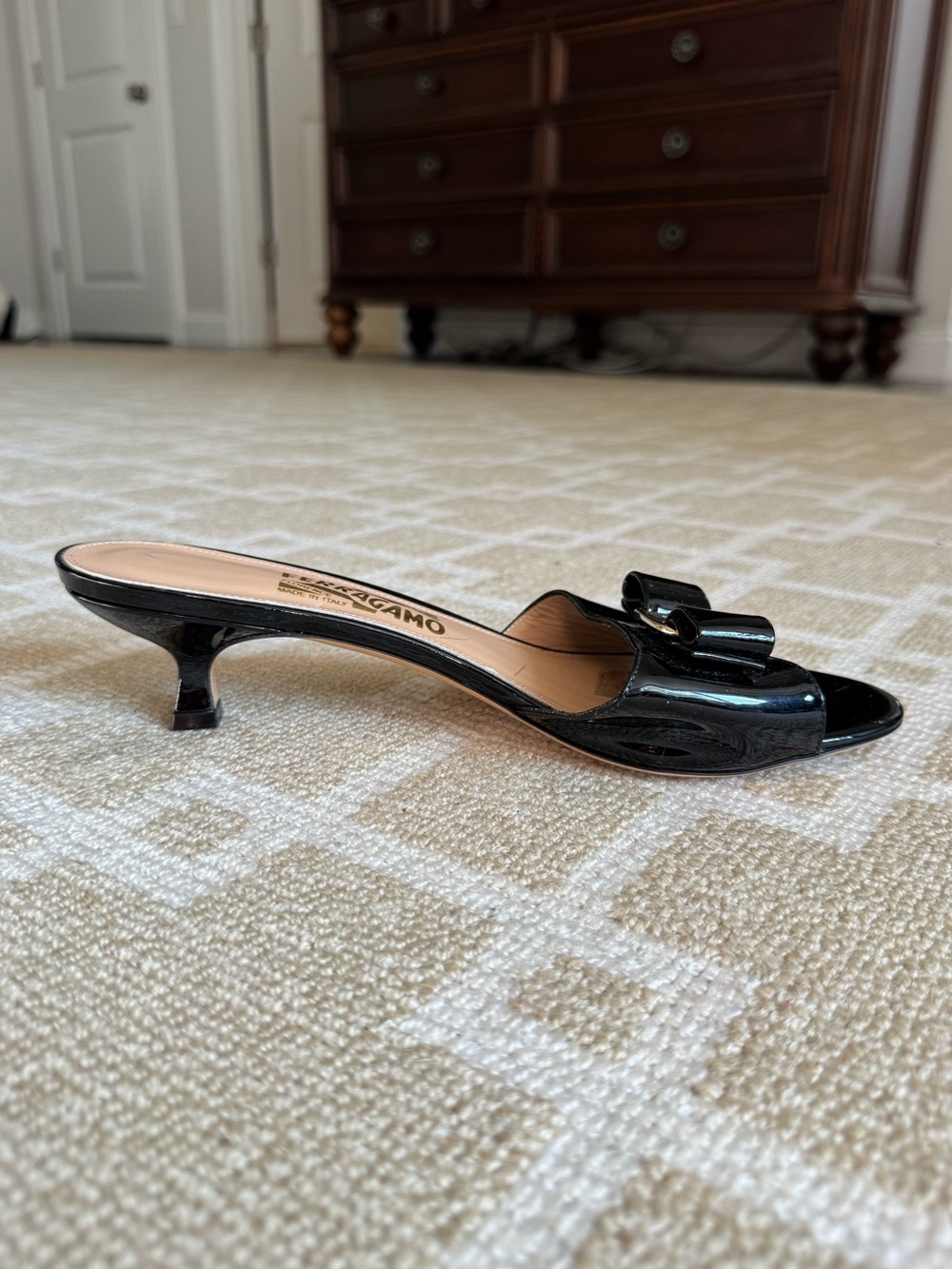 Salvatore Ferragamo Glory Vara Bow Patent Leather Kitten Heel Mules Black 9.5 - Picture 4 of 13